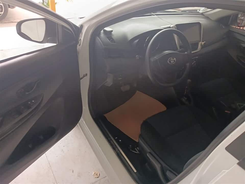 Toyota YARiS L to enjoy