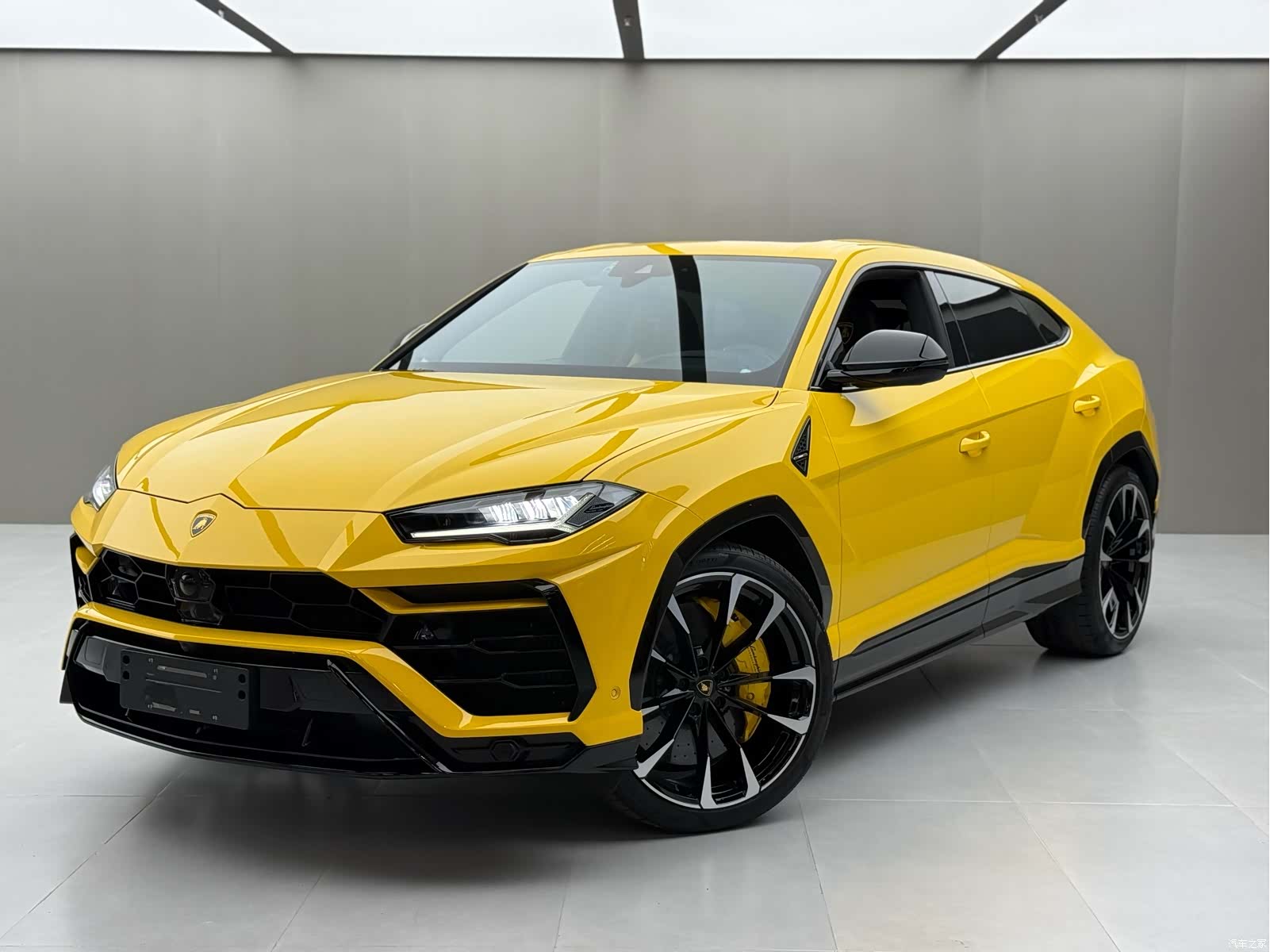 Lamborghini Urus, 2023 1