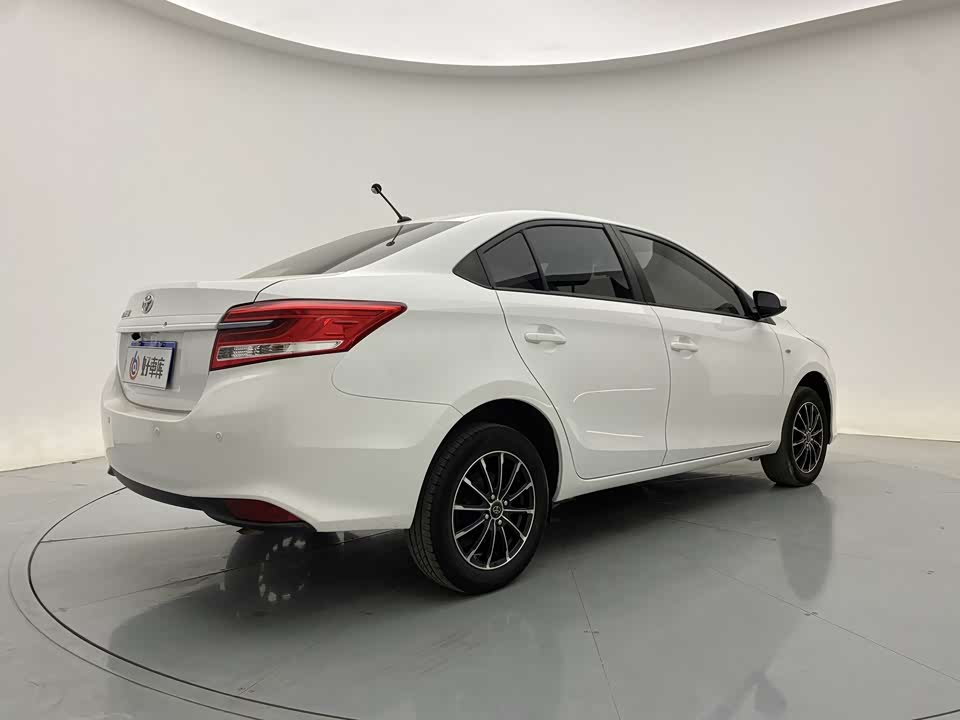 Toyota YARiS L to enjoy