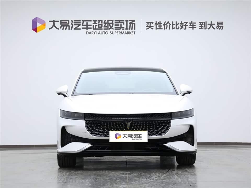 VOYAH Lantu chasing light