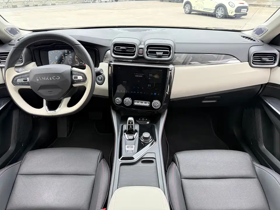 Lynk & Co 02