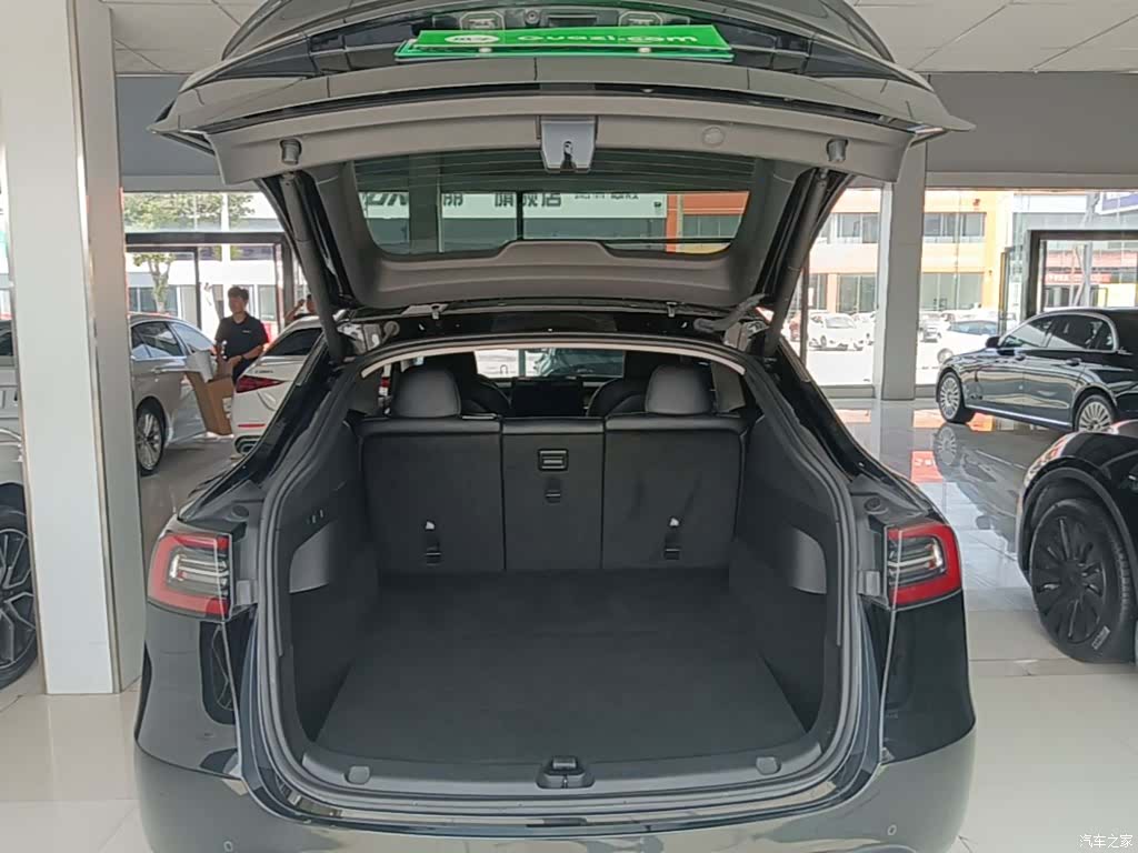 Tesla Model Y, 2023 19