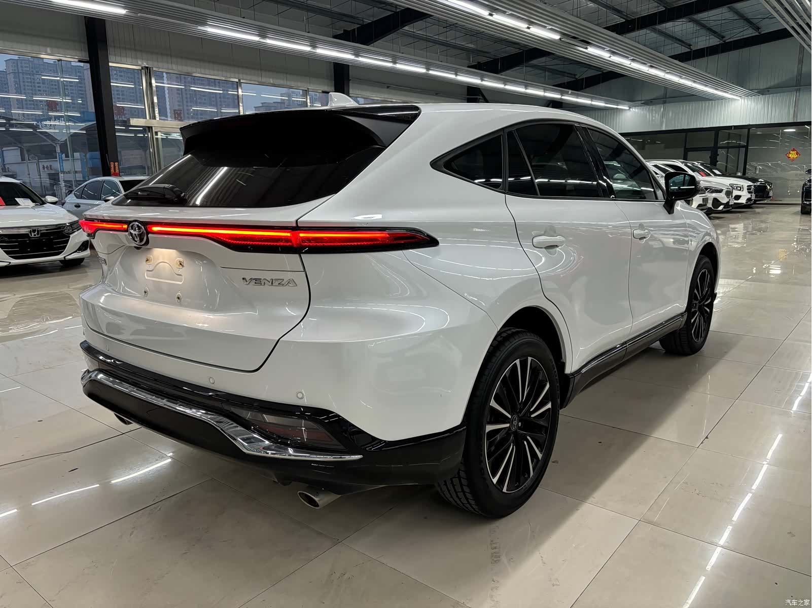 Toyota Venza, 2023 все фото