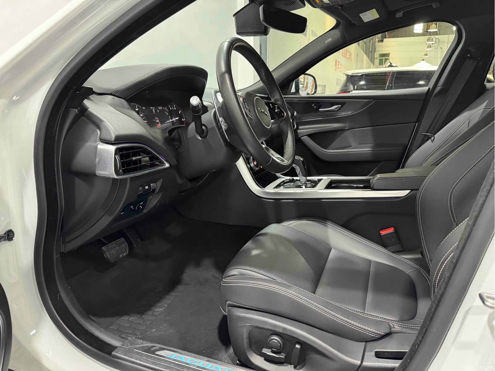 Land Rover XEL, 2021 4