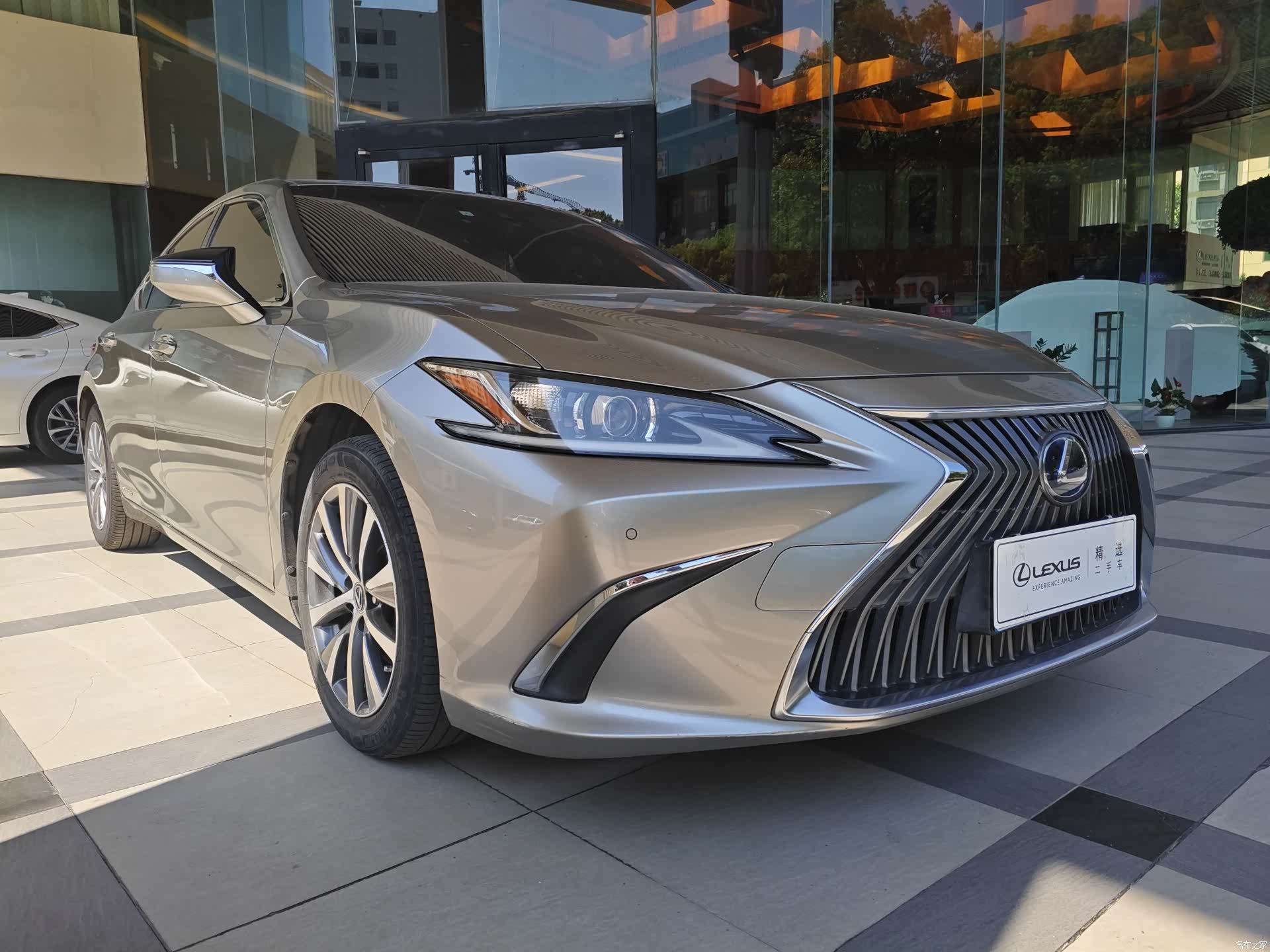 Lexus ES, 2019 3