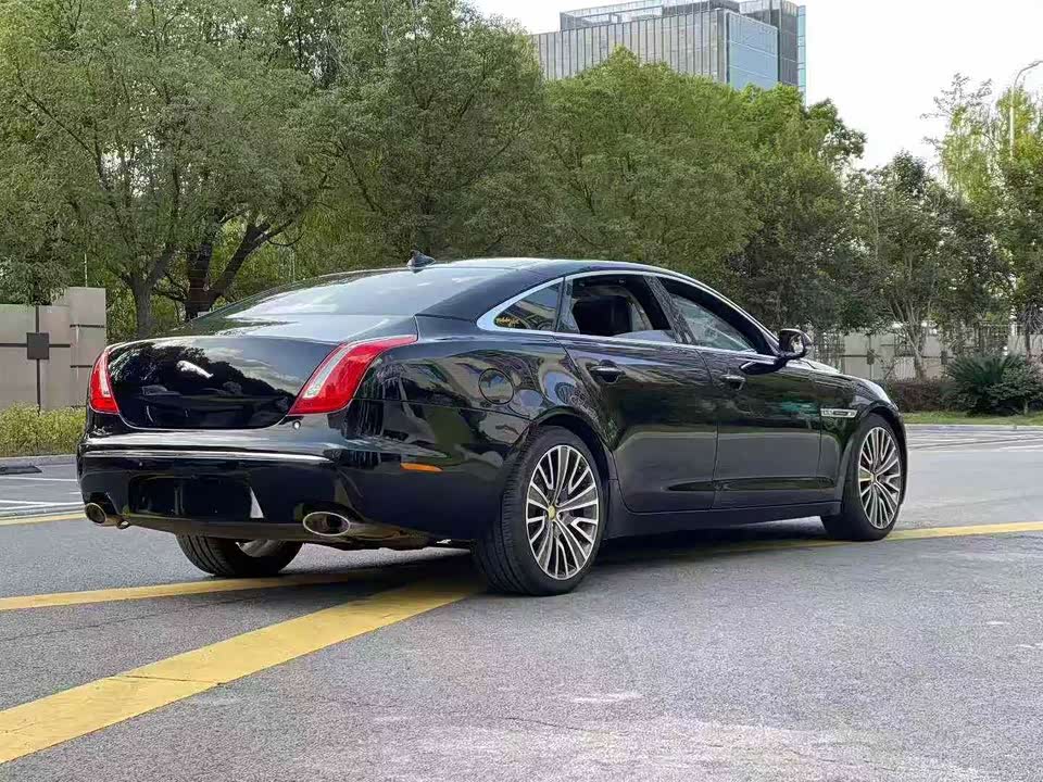 Jaguar XJ