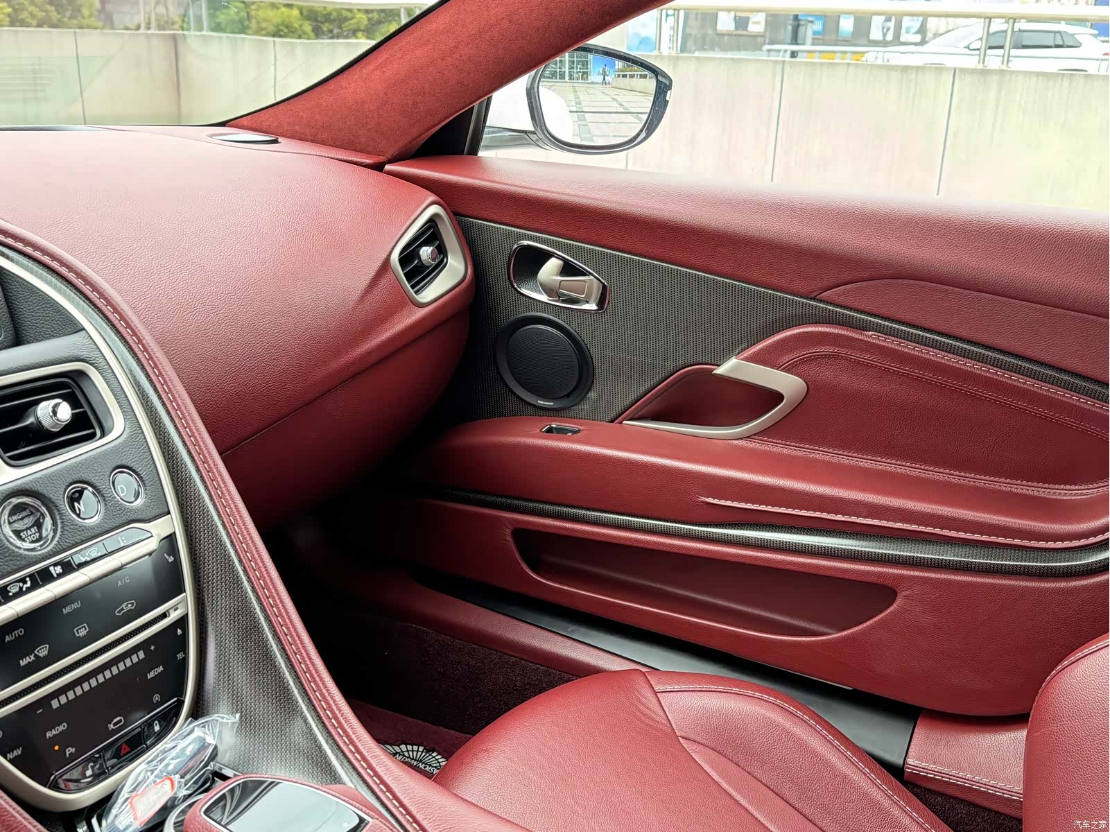 Aston Martin DB11, 2017 12