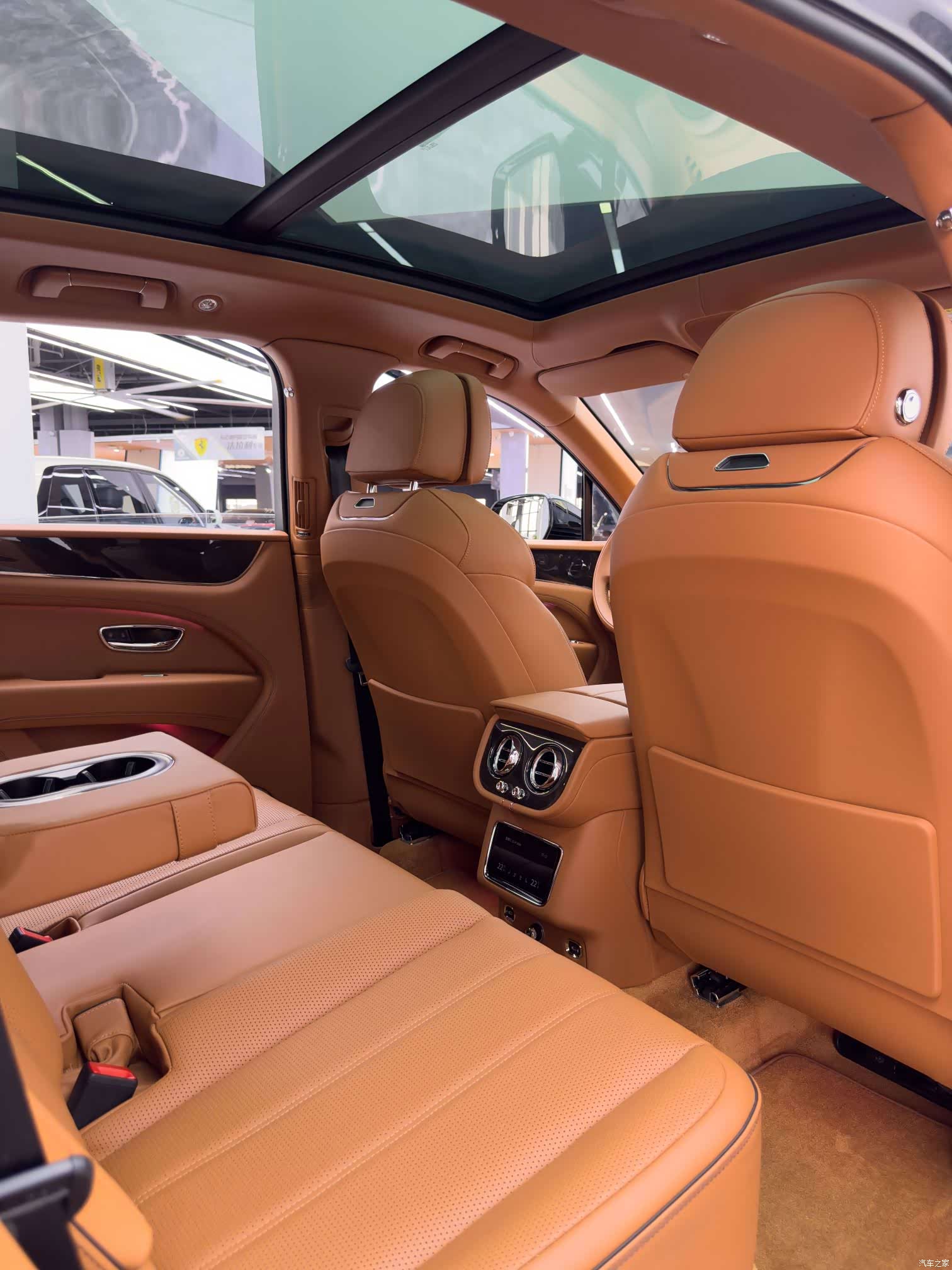 Bentley Bentayga, 2022 32