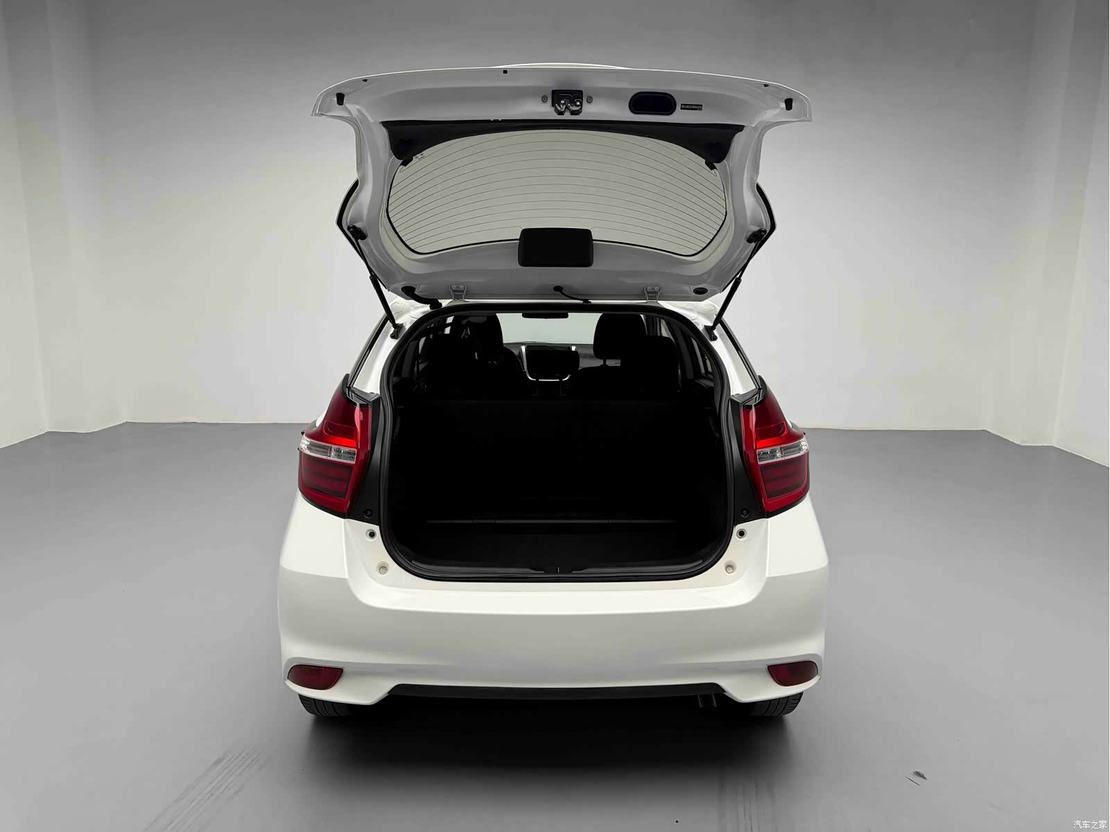 Toyota YARiS L, 2019 4