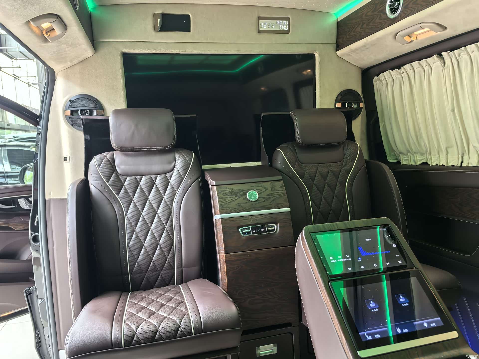 Mercedes-Benz V-Class, 2020 14