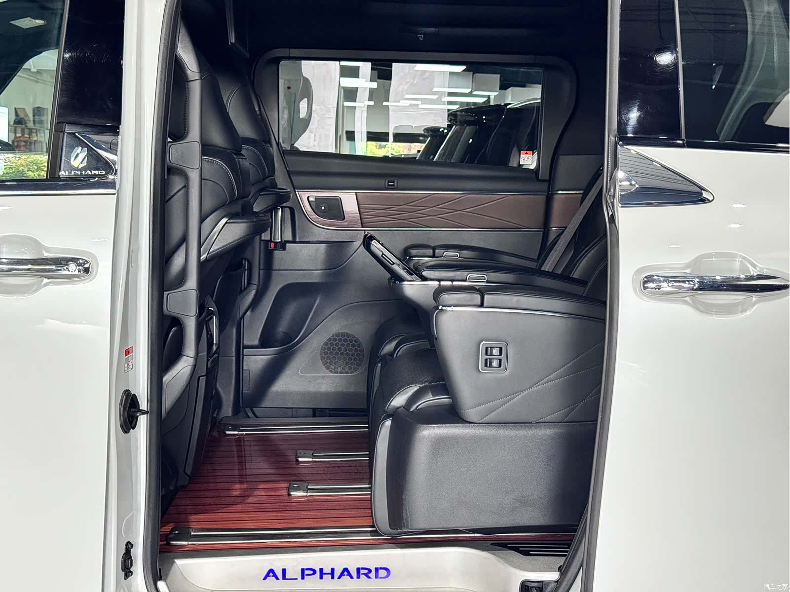 Toyota Alphard, 2024 30