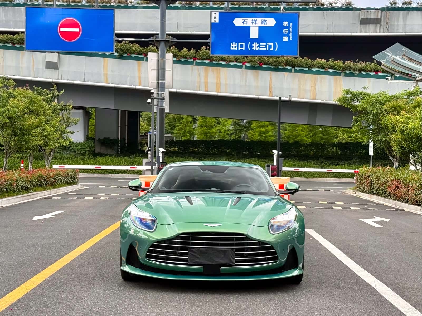 Aston Martin DB12