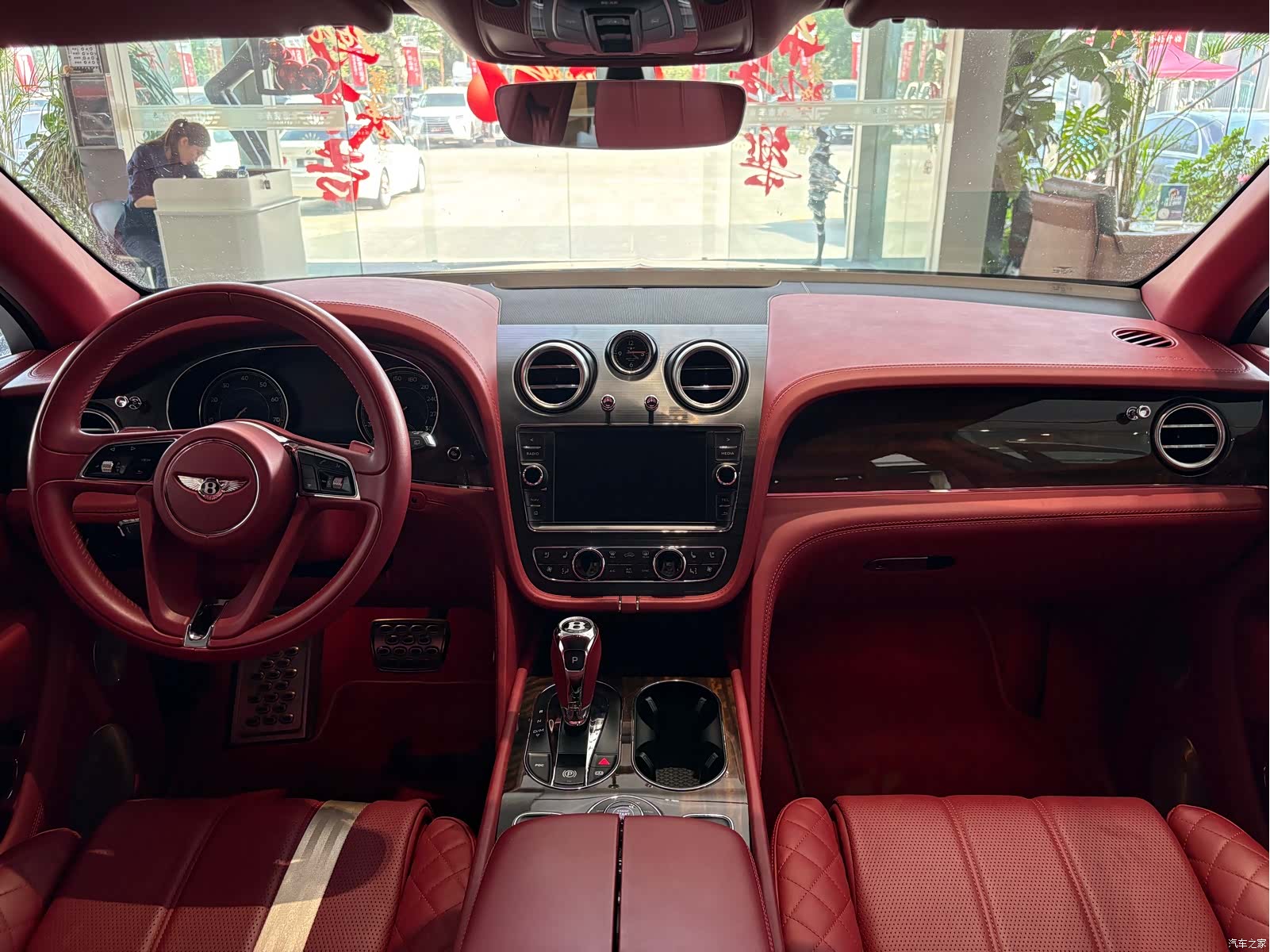 Bentley Bentayga, 2018 12