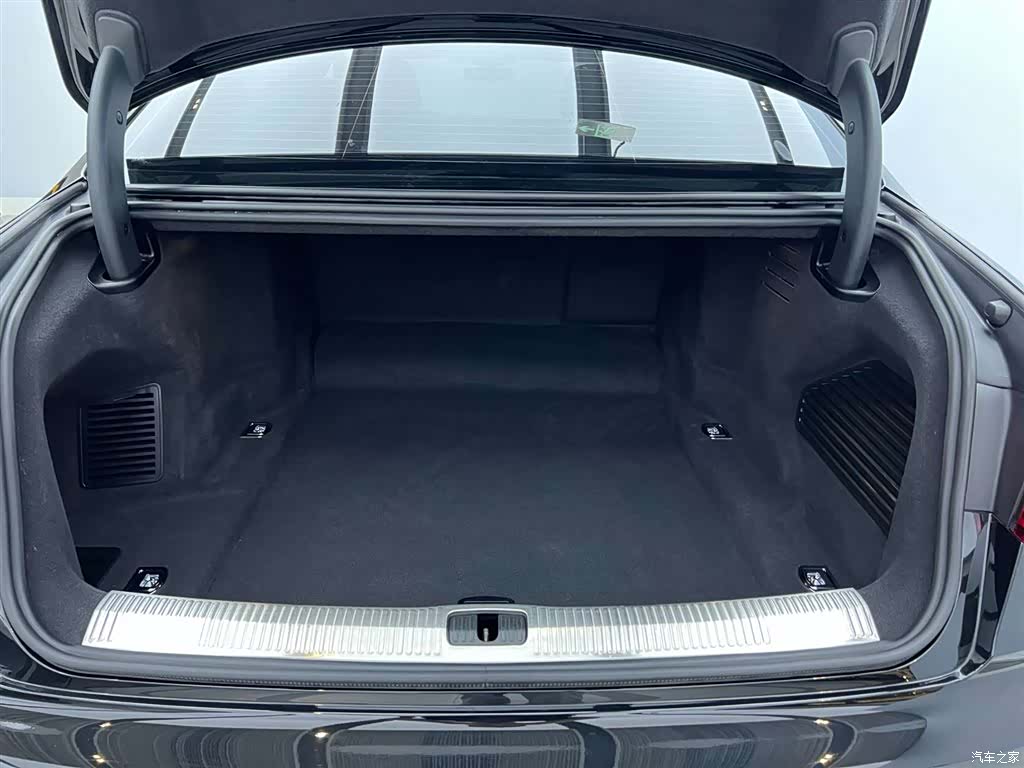 Audi A8L, 2023 30