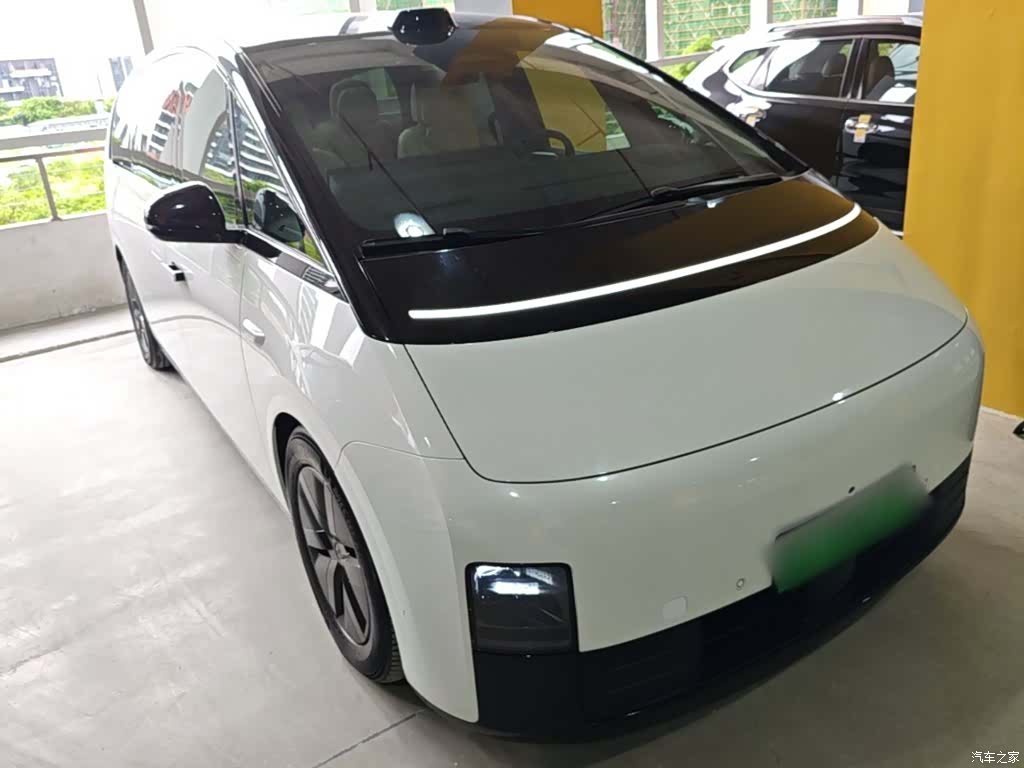 Li Auto MEGA, 2024 4