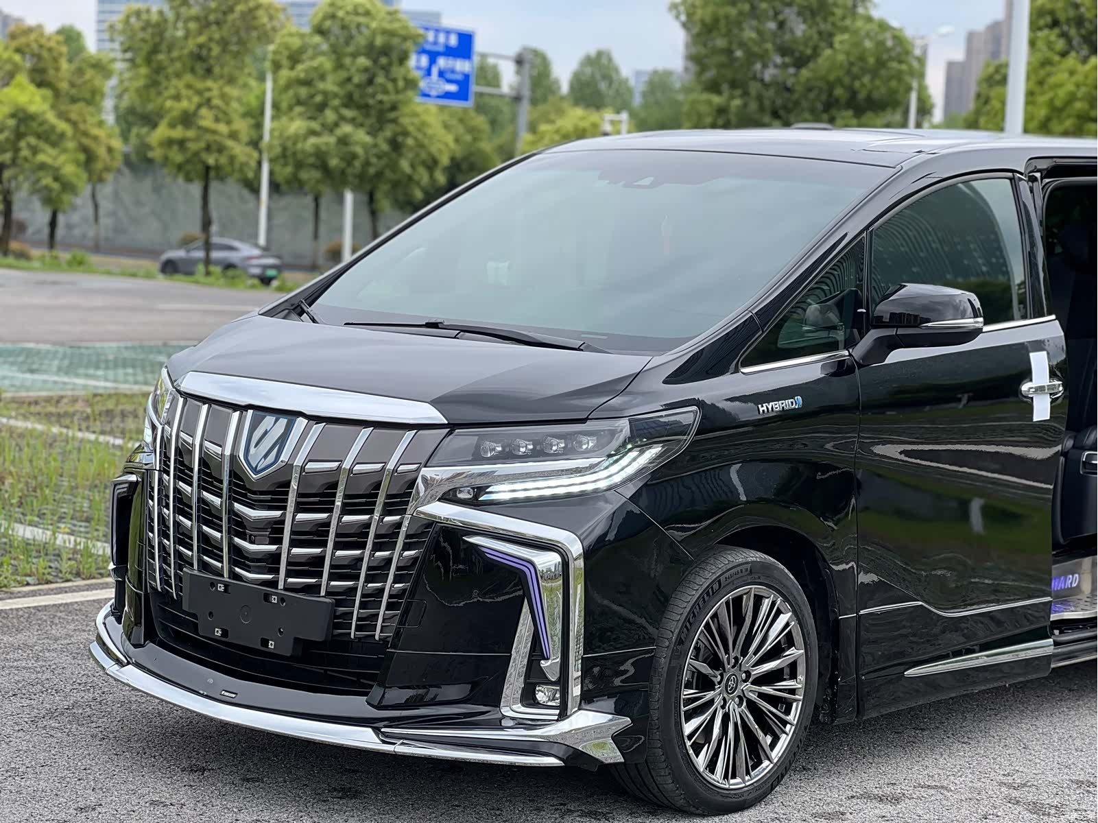Toyota Alphard, 2022 3