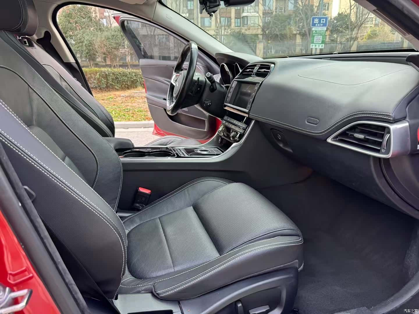 Jaguar XE, 2016 10