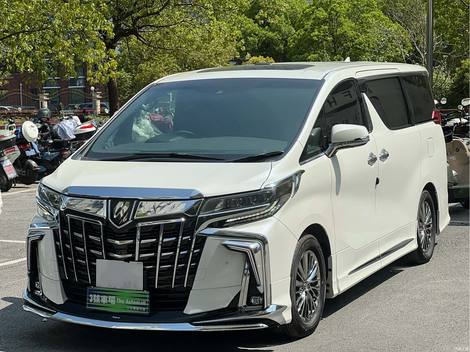 Toyota Alphard, 2025 1