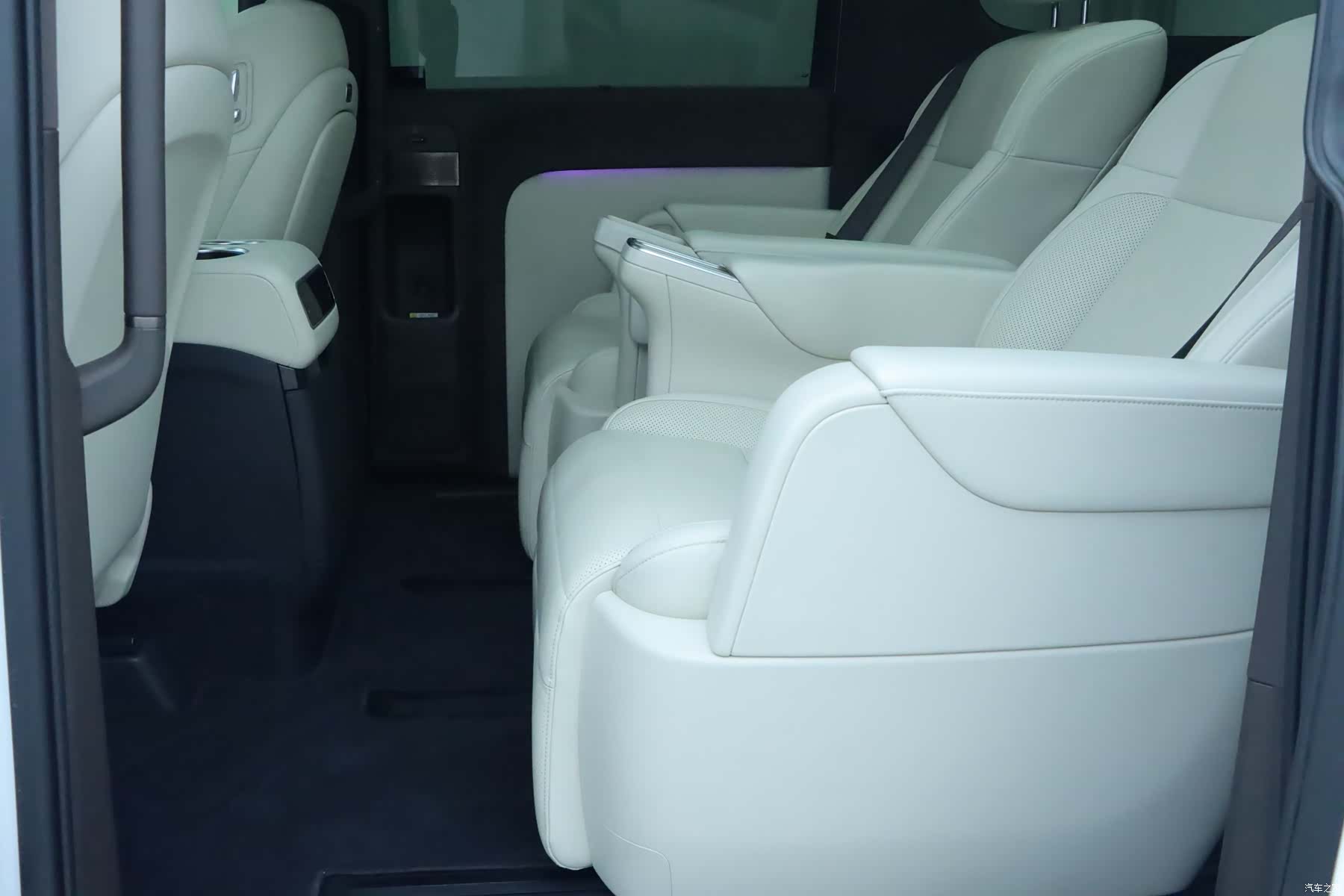 Li Auto MEGA, 2024 15