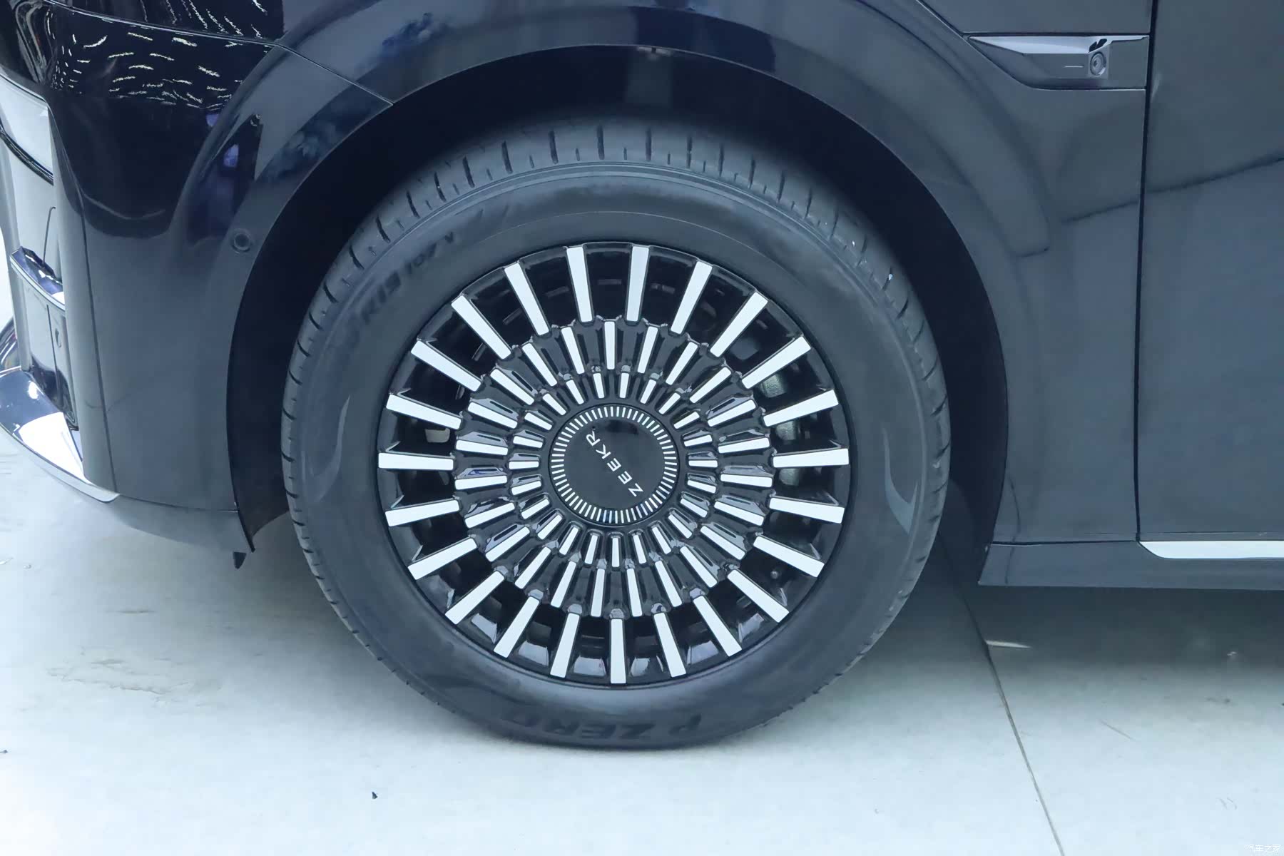 Zeekr 009, 2024 4