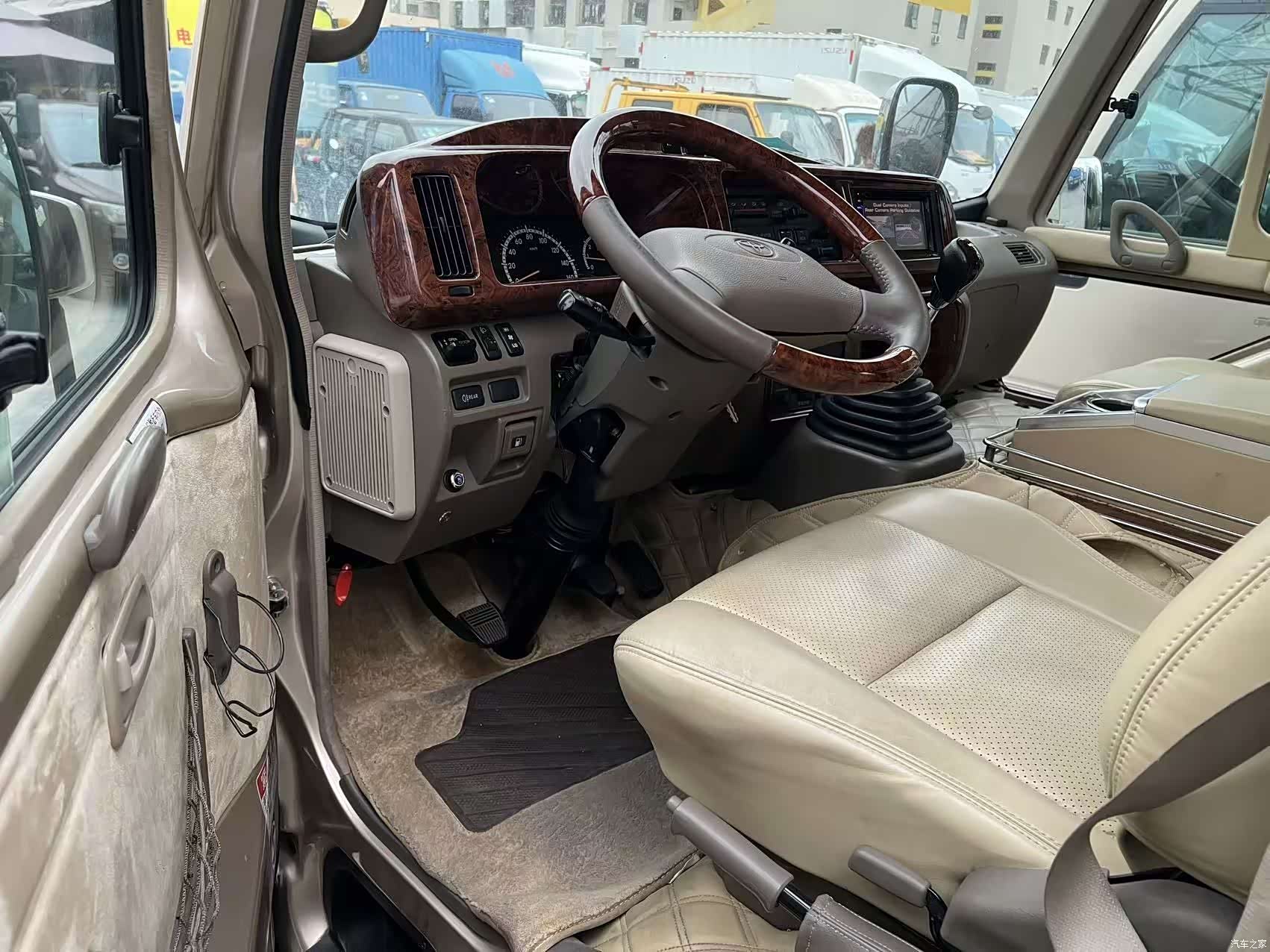 Toyota Coaster, 2017 7