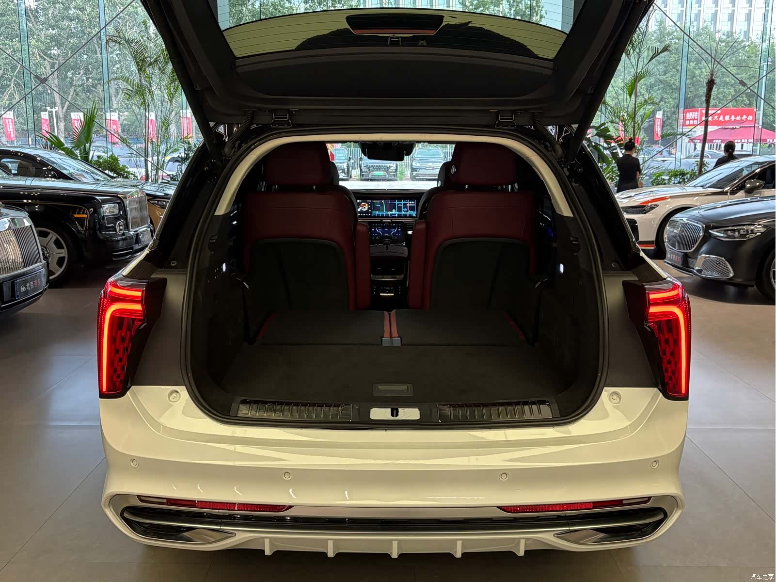 Hongqi E-HS9, 2023 25
