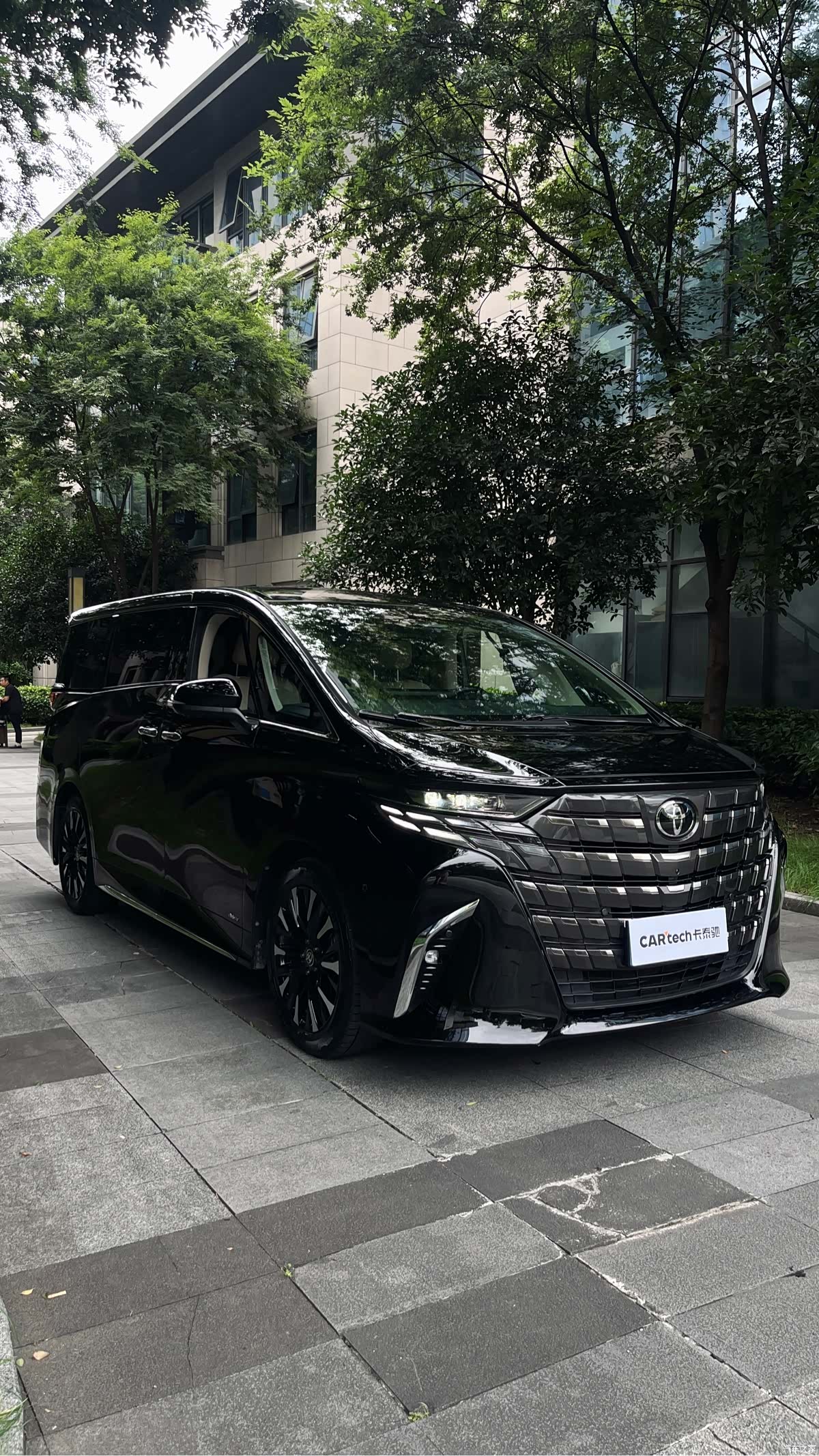 Toyota Alphard, 2024 3