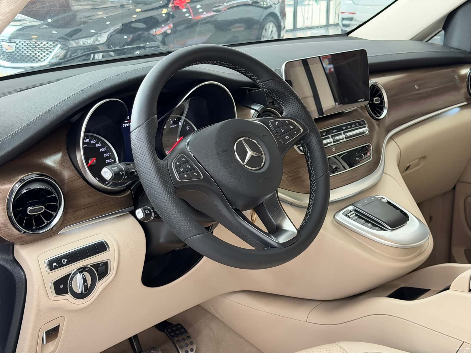 Mercedes-Benz V-Class, 2021 9