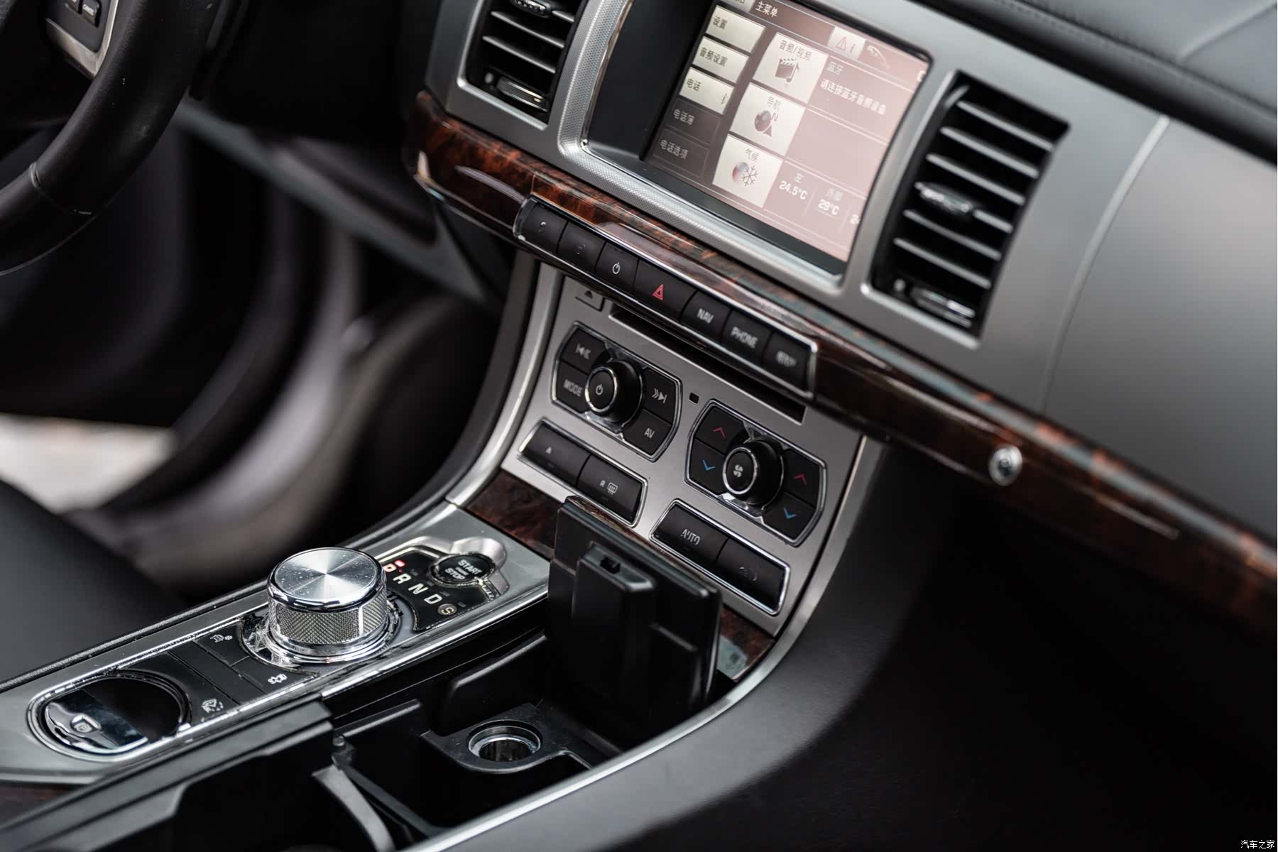 Jaguar XF, 2011 9