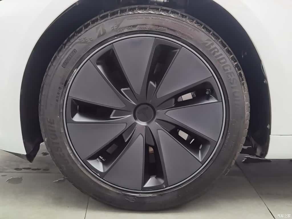 Tesla Model 3, 2025 17