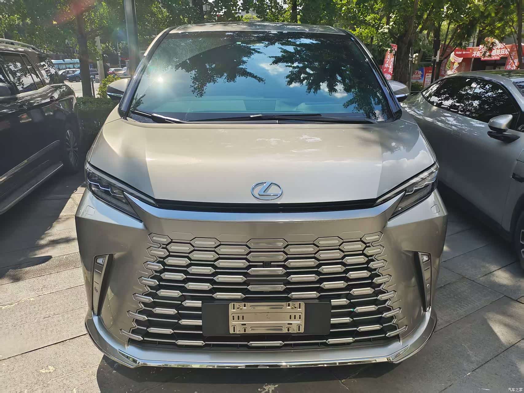 Lexus LM, 2025 3