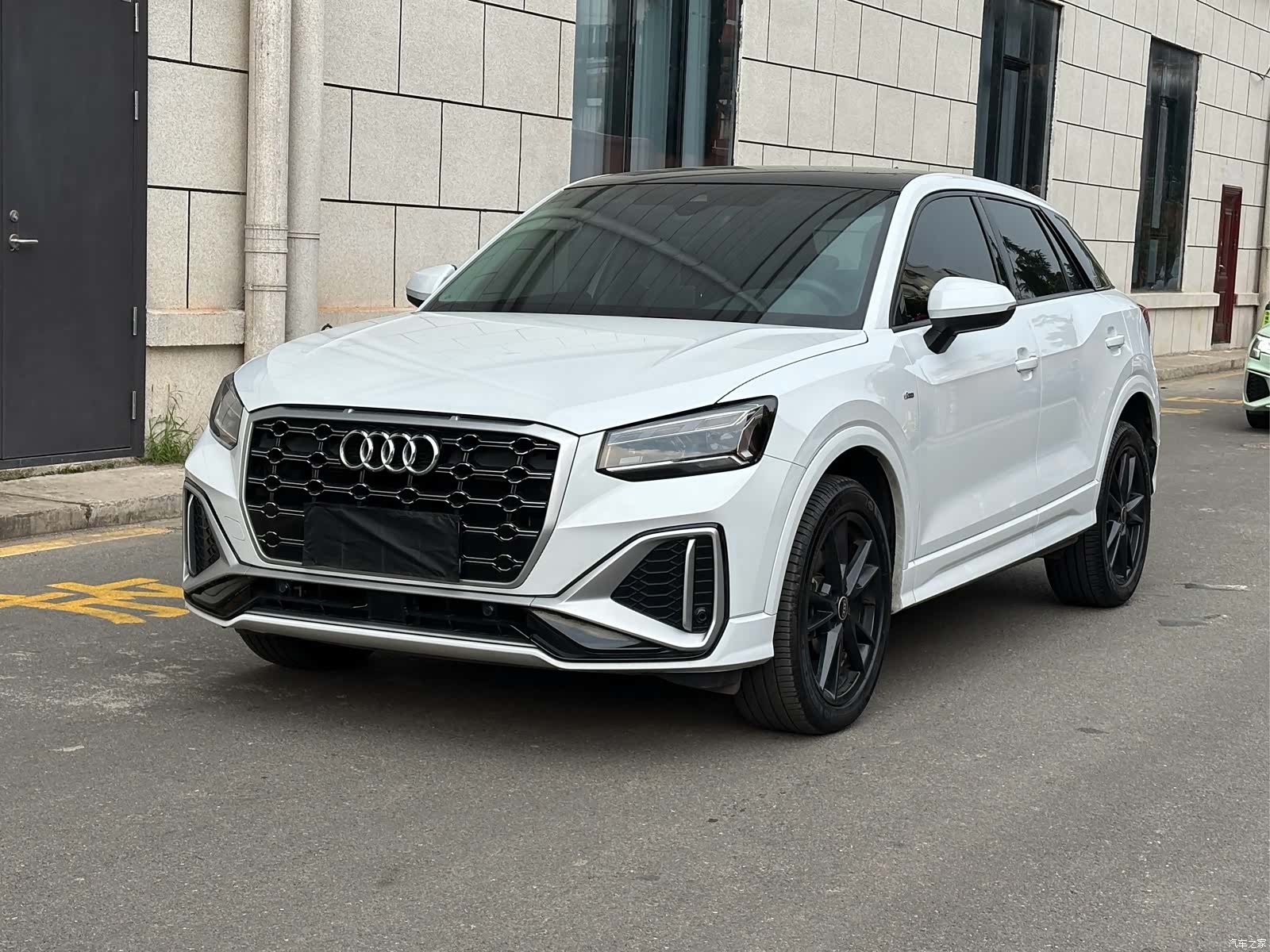 Audi Q2L, 2023 1