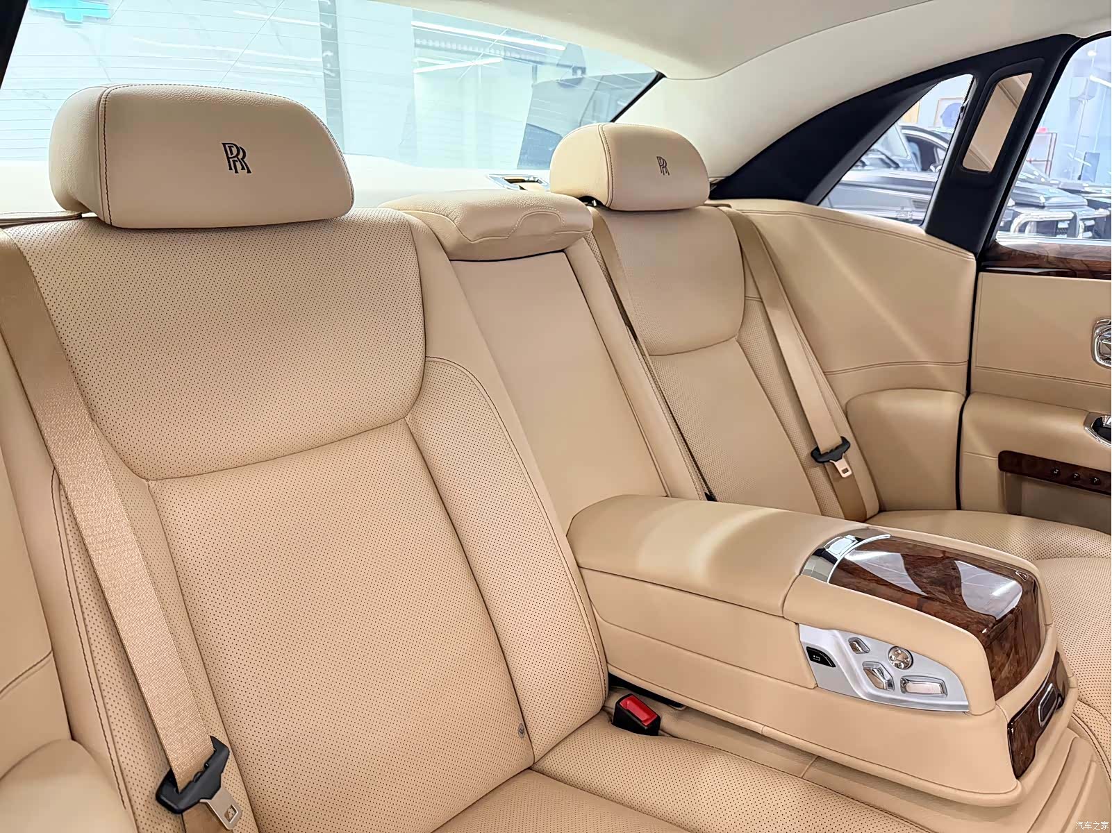 Rolls-Royce Ghost, 2016 11