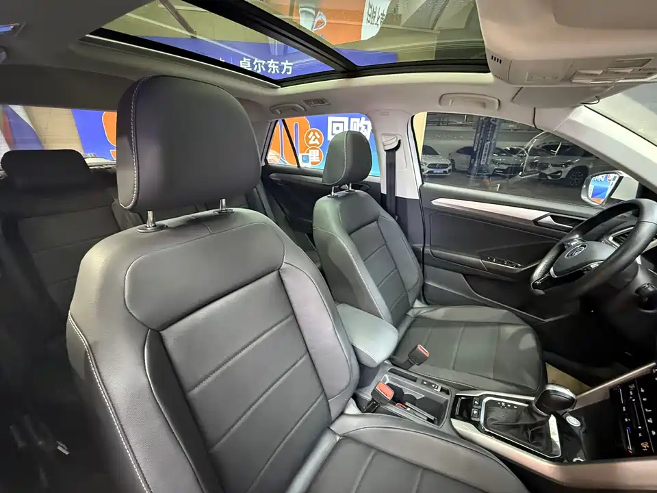 Volkswagen T-ROC exploring Songs