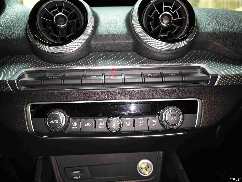 Audi Q2L, 2022 10