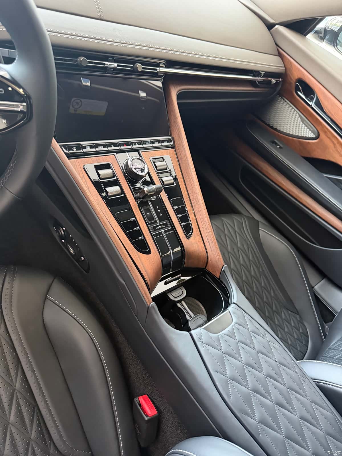 Aston Martin DB12, 2025 9