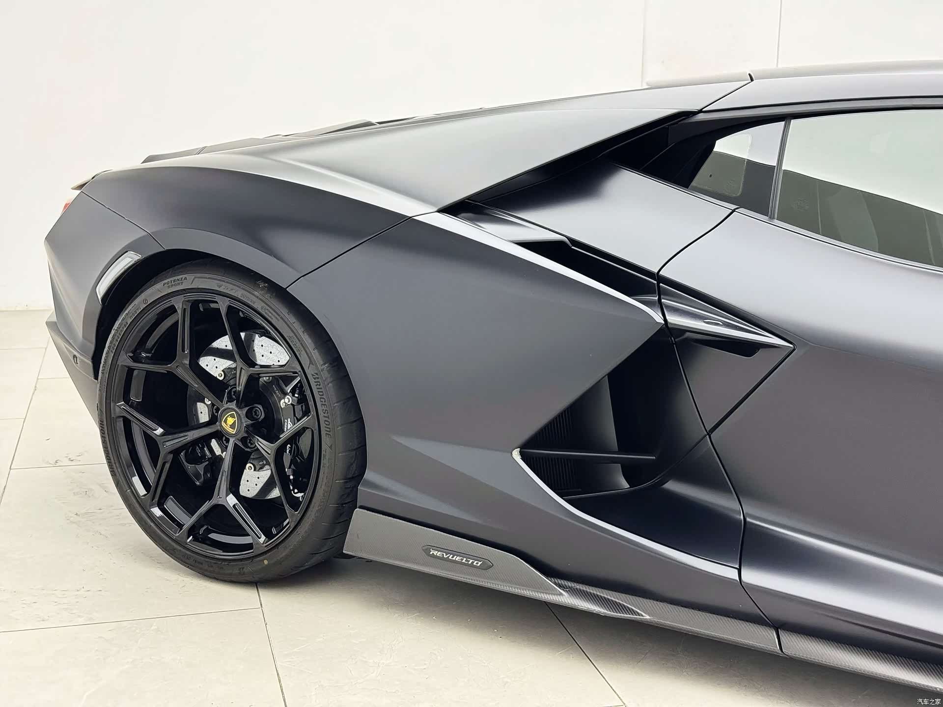 Lamborghini Revuelto, 2025 9