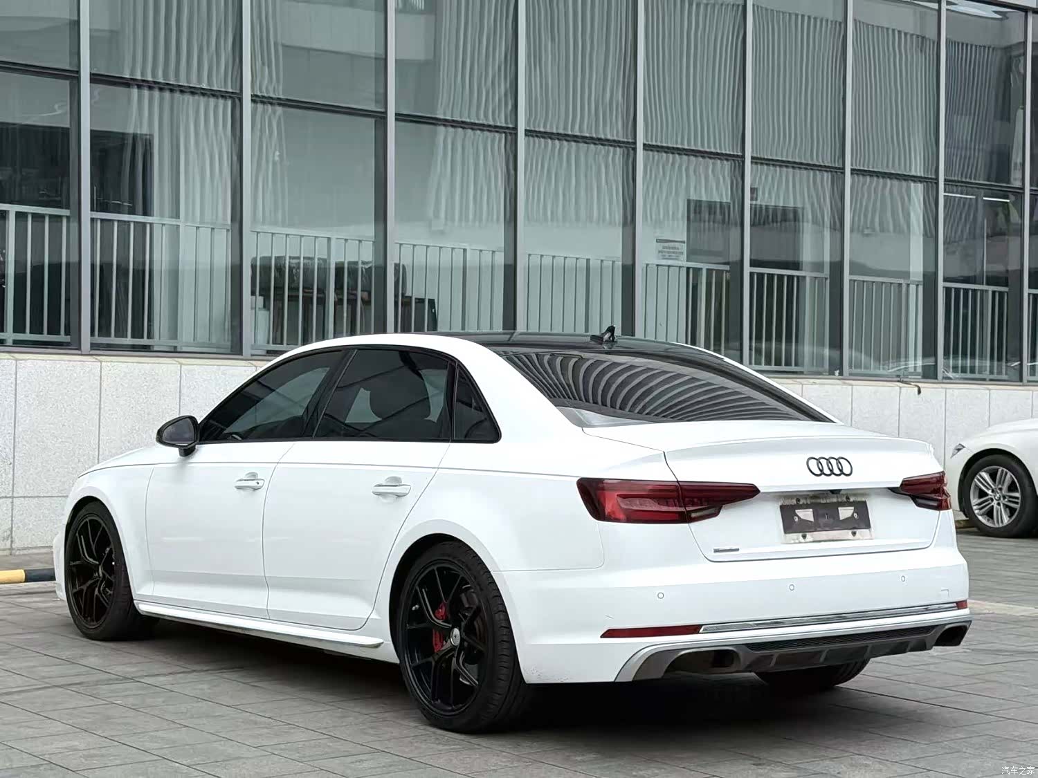 Audi A4L, 2019 все фото