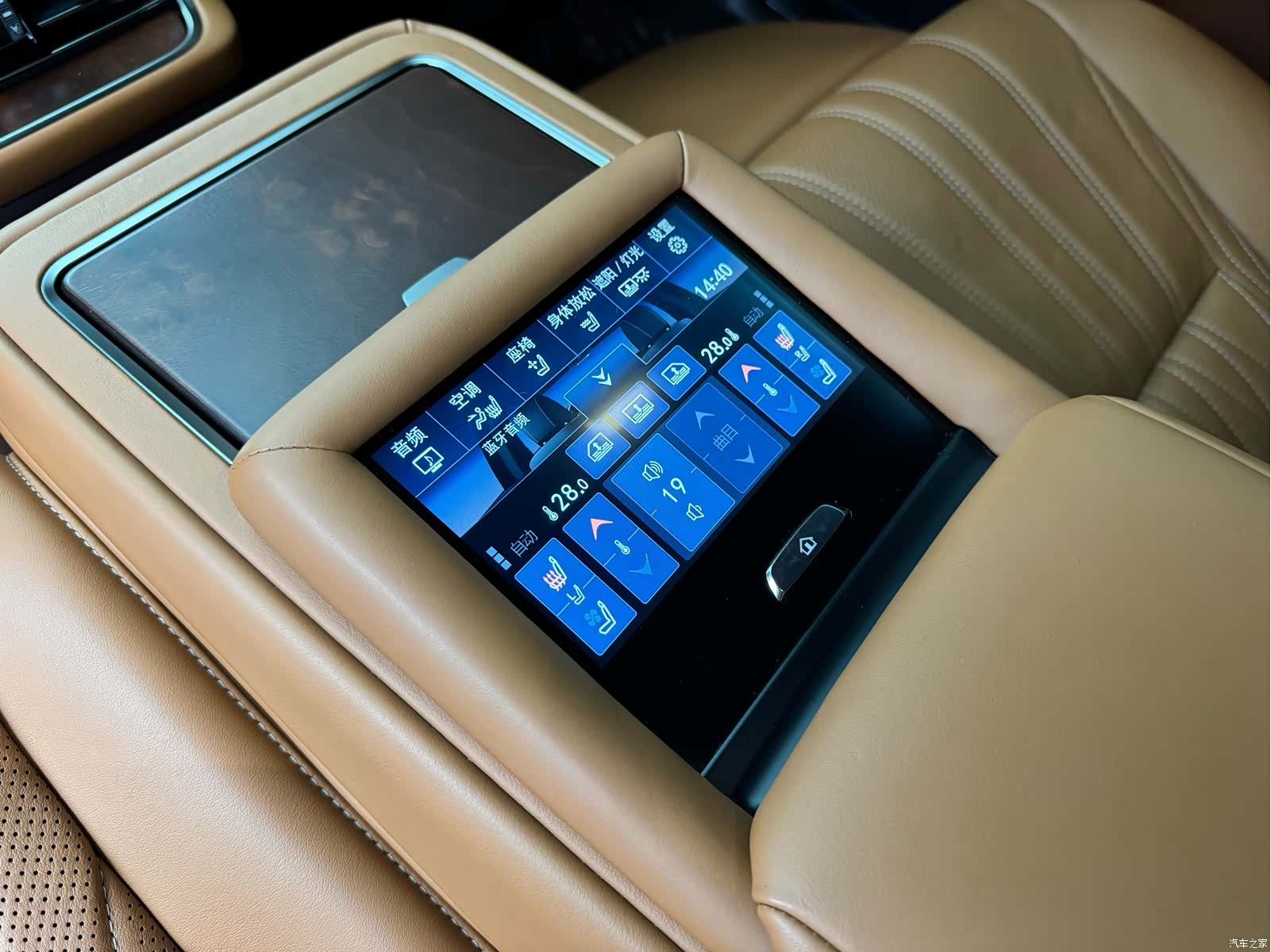 Lexus LS, 2019 23