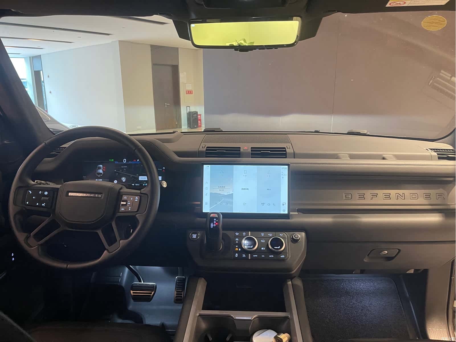 Land Rover Defender, 2024 8
