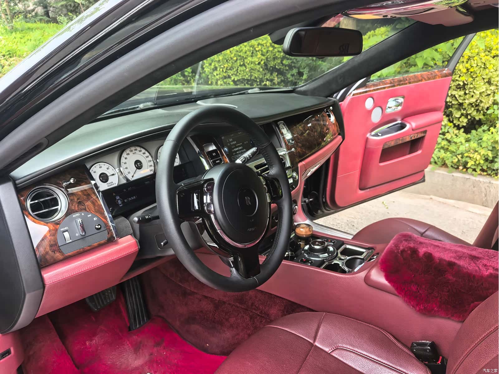 Rolls-Royce Ghost, 2012 все фото