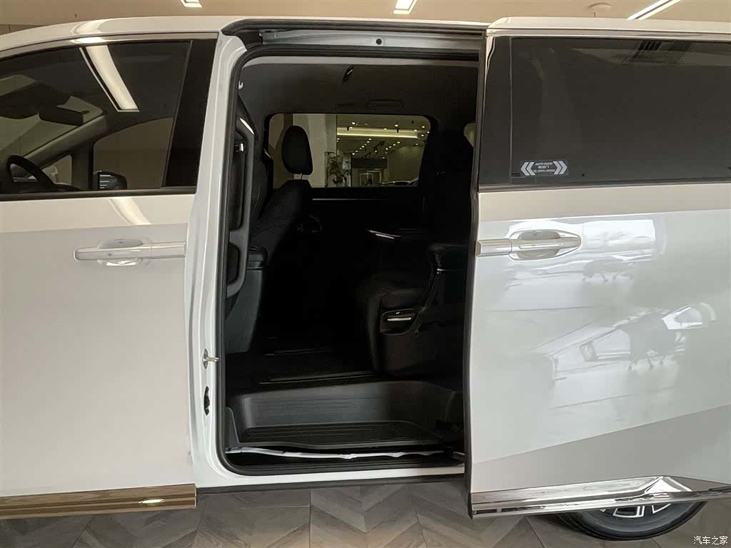 Trumpchi E9, 2025 18