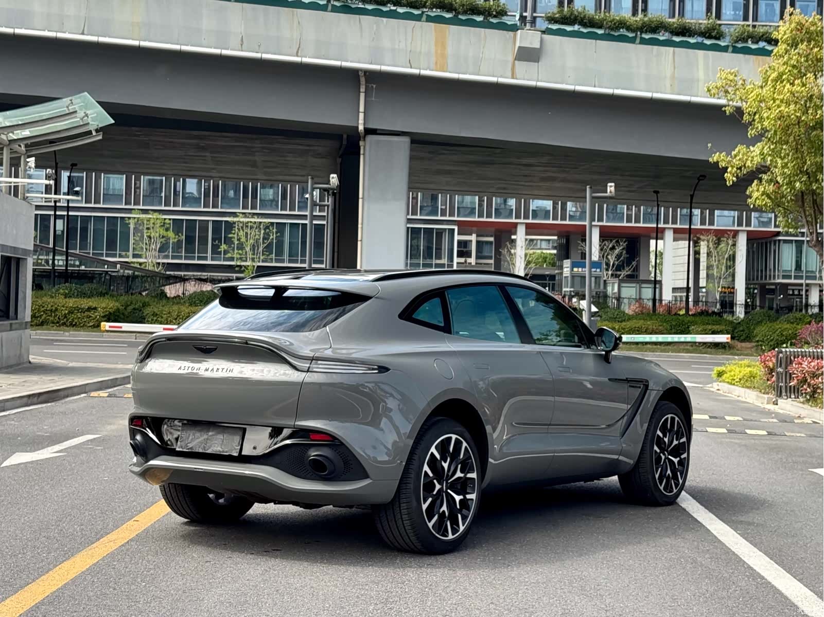Aston Martin DBX, 2023 9