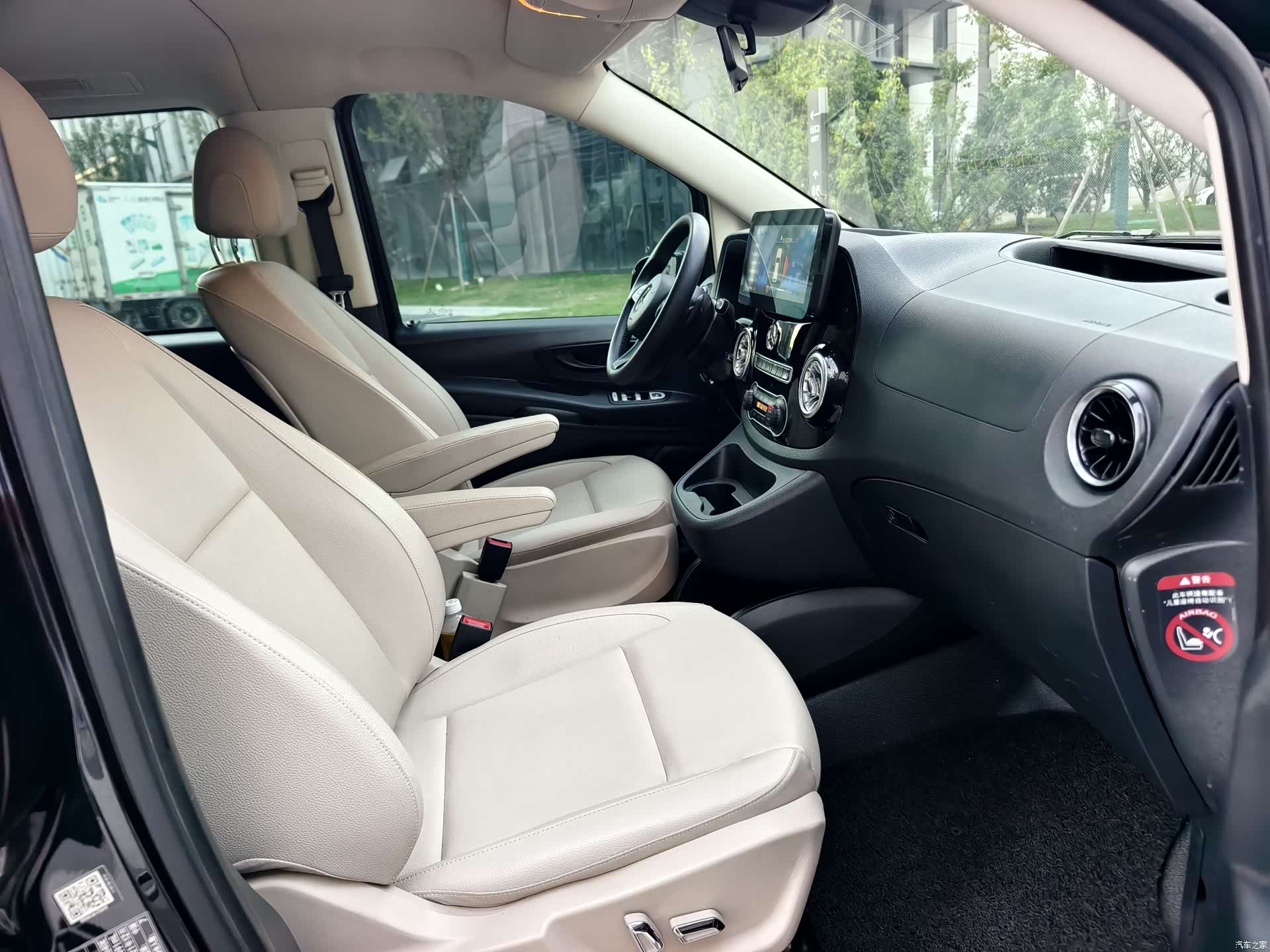 Mercedes-Benz 7, 2022 13