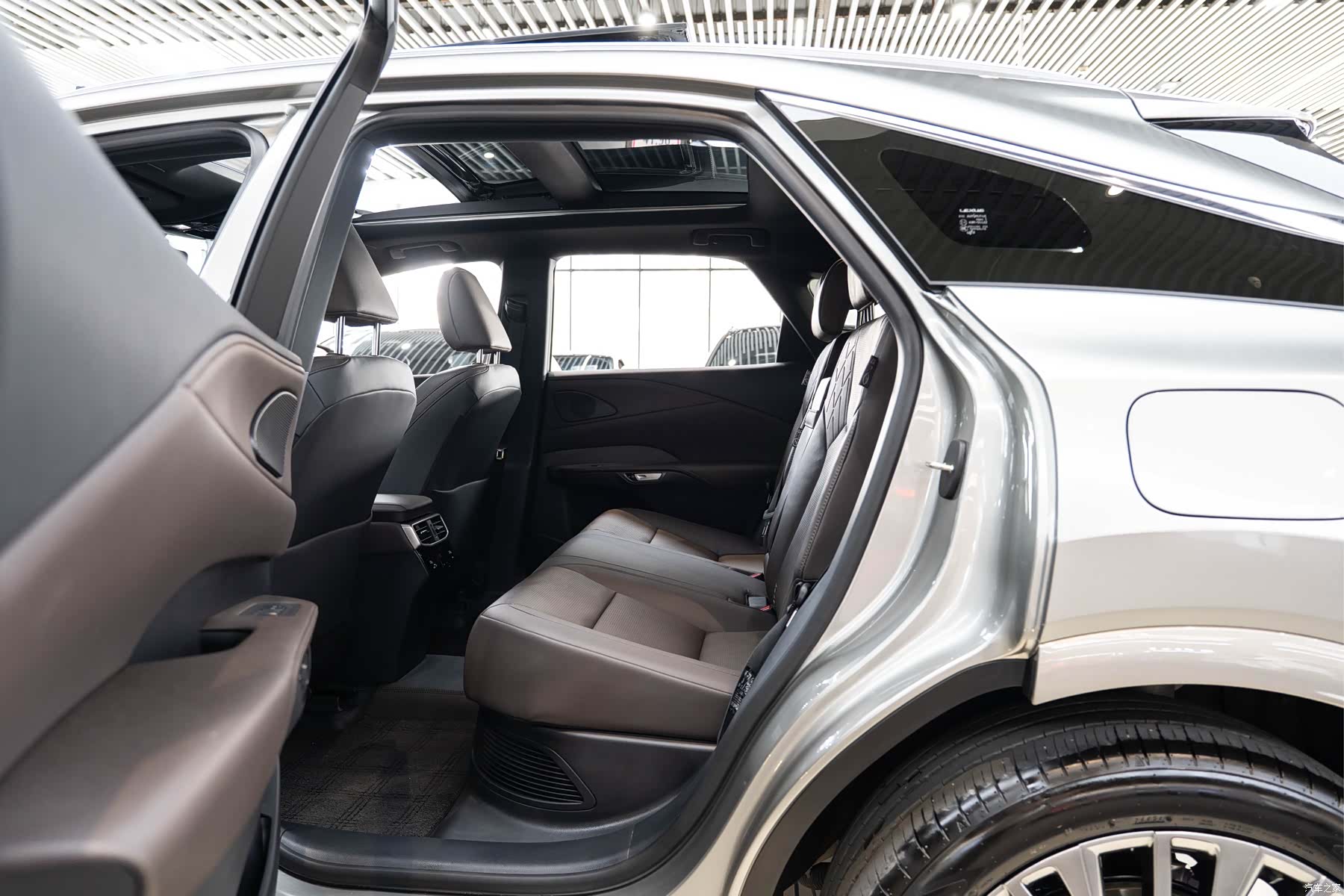 Lexus RX, 2025 10