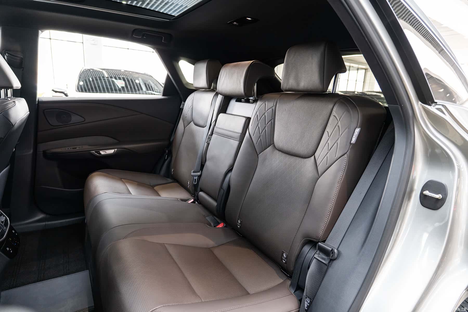 Lexus RX, 2025 12