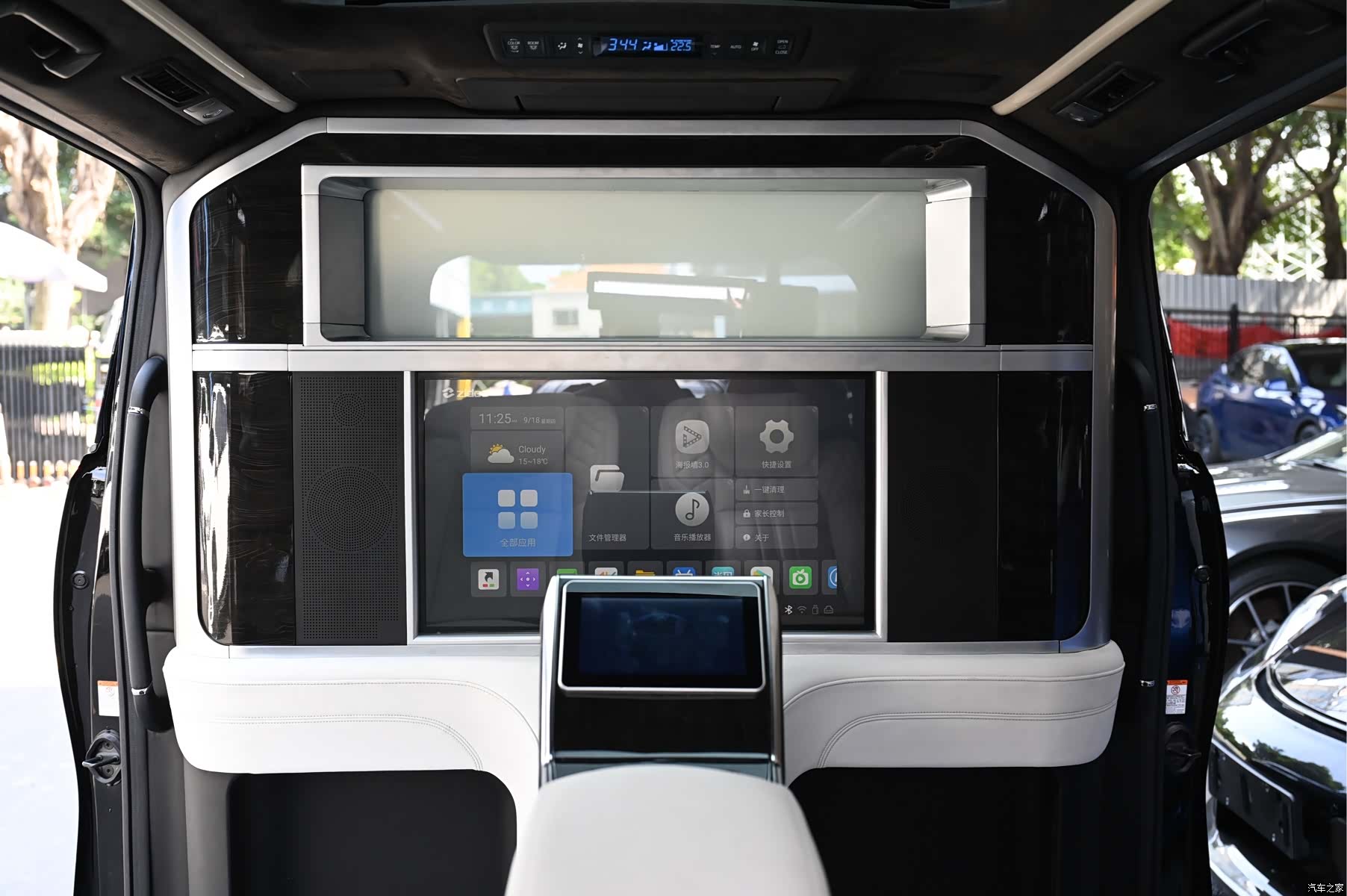 Toyota Alphard, 2022 13