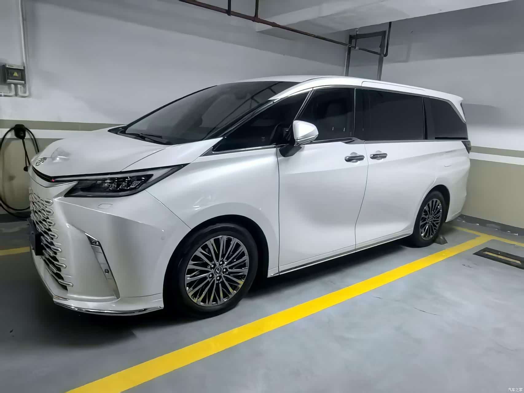 Lexus LM, 2024 2