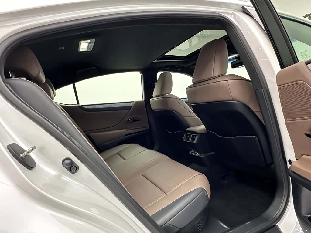 Lexus ES, 2025 22