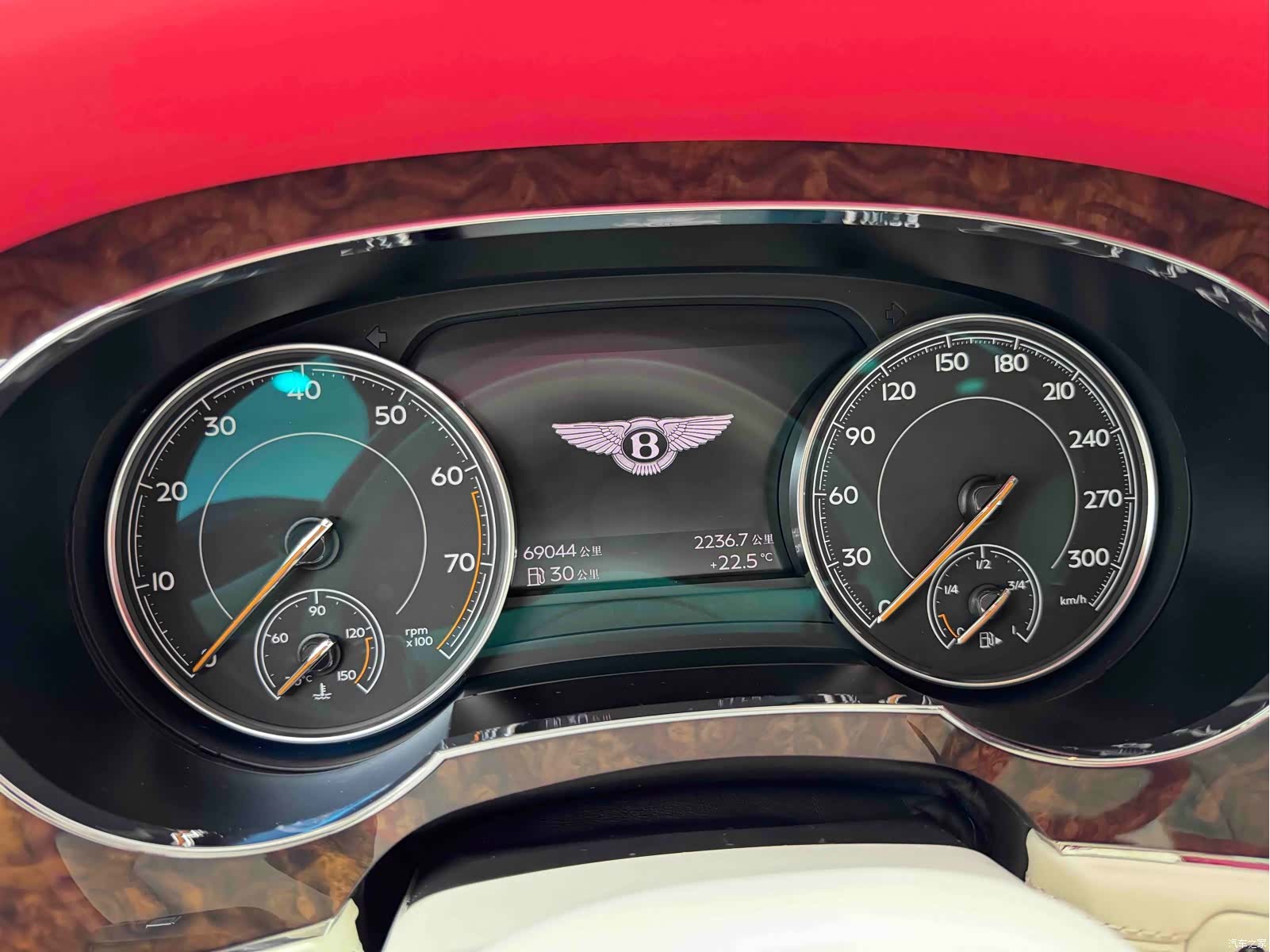 Bentley Bentayga, 2017 32